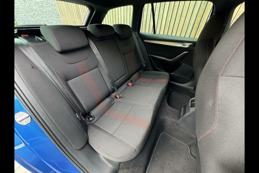 Škoda Octavia Combi 1.0 TSI Sport Navigatiesysteem | Trekhaak | Apple CarPlay | Climate control | Cruise control | Getint glas | Parkeersensor