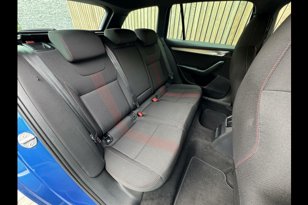 Škoda Octavia Combi 1.0 TSI Sport Navigatiesysteem | Trekhaak | Apple CarPlay | Climate control | Cruise control | Getint glas | Parkeersensor