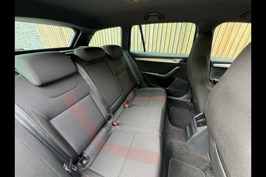 Škoda Octavia Combi 1.0 TSI Sport Navigatiesysteem | Trekhaak | Apple CarPlay | Climate control | Cruise control | Getint glas | Parkeersensor