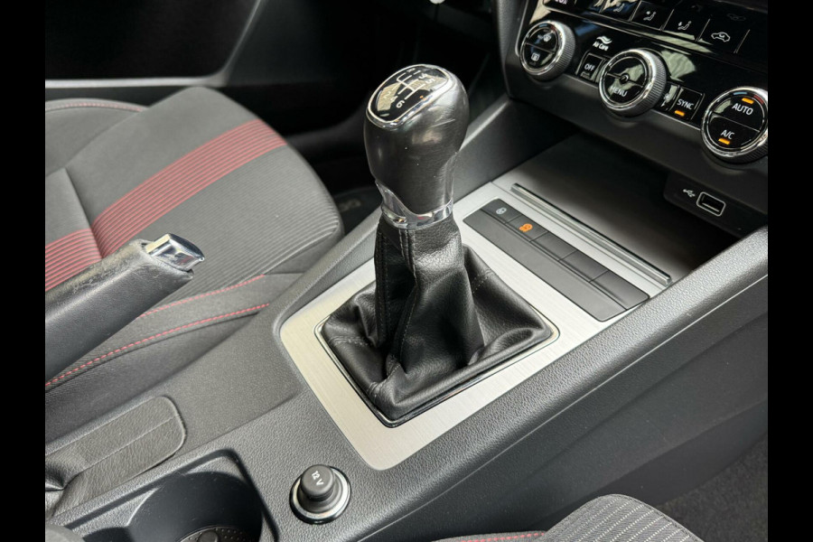 Škoda Octavia Combi 1.0 TSI Sport Navigatiesysteem | Trekhaak | Apple CarPlay | Climate control | Cruise control | Getint glas | Parkeersensor