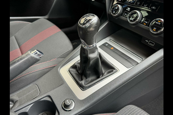 Škoda Octavia Combi 1.0 TSI Sport Navigatiesysteem | Trekhaak | Apple CarPlay | Climate control | Cruise control | Getint glas | Parkeersensor