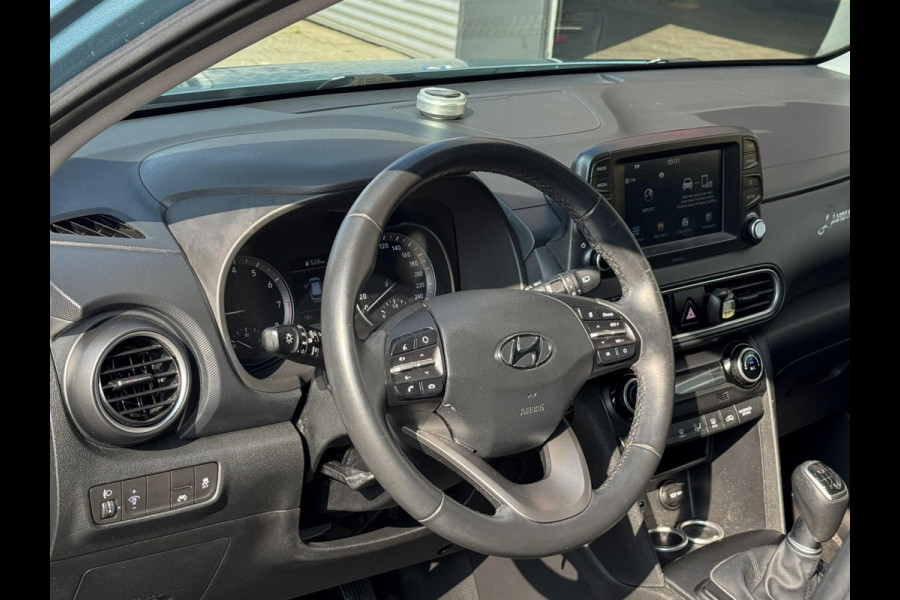 Hyundai Kona 1.0T Essence - Apple CarPlay / Navigatie I Achteruitrij camera I LED I Sport velgen I Comfort pakket I Dealer onderh.