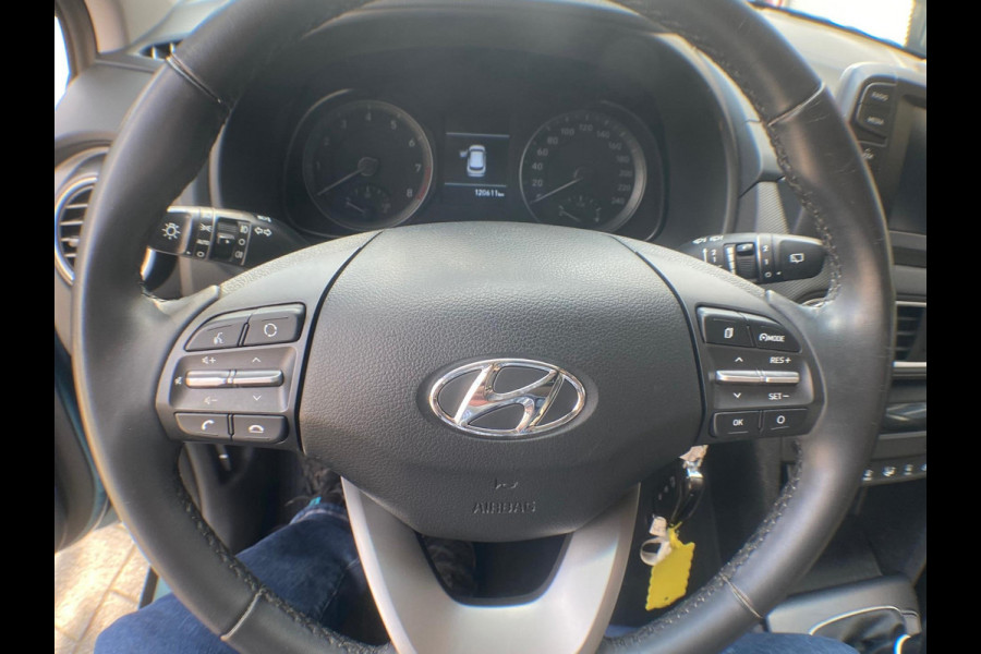 Hyundai Kona 1.0T Essence - Apple CarPlay / Navigatie I Achteruitrij camera I LED I Sport velgen I Comfort pakket I Dealer onderh.