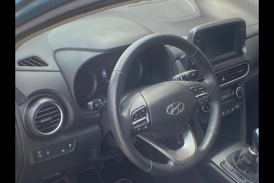 Hyundai Kona 1.0T Essence - Apple CarPlay / Navigatie I Achteruitrij camera I LED I Sport velgen I Comfort pakket I Dealer onderh.