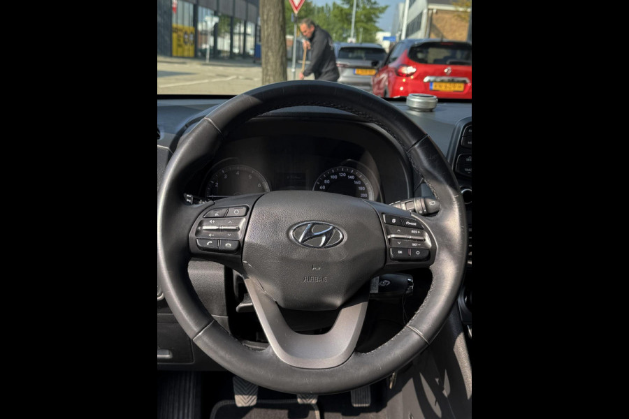 Hyundai Kona 1.0T Essence - Apple CarPlay / Navigatie I Achteruitrij camera I LED I Sport velgen I Comfort pakket I Dealer onderh.