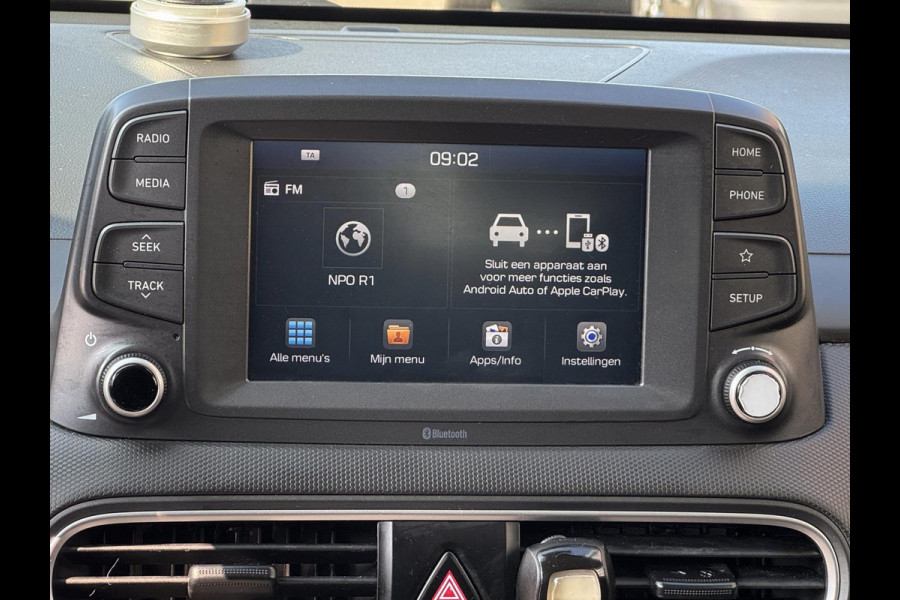 Hyundai Kona 1.0T Essence - Apple CarPlay / Navigatie I Achteruitrij camera I LED I Sport velgen I Comfort pakket I Dealer onderh.