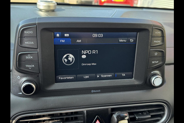 Hyundai Kona 1.0T Essence - Apple CarPlay / Navigatie I Achteruitrij camera I LED I Sport velgen I Comfort pakket I Dealer onderh.