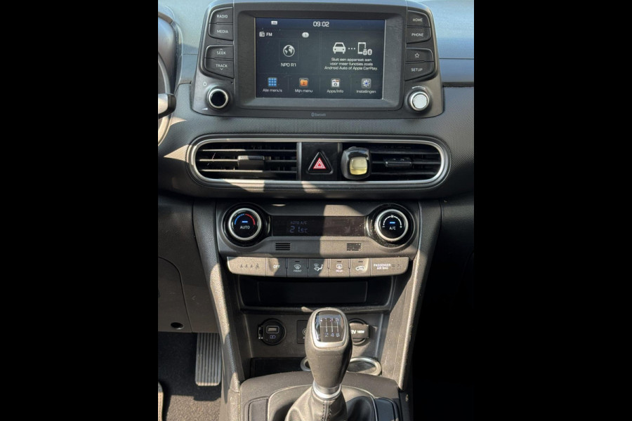 Hyundai Kona 1.0T Essence - Apple CarPlay / Navigatie I Achteruitrij camera I LED I Sport velgen I Comfort pakket I Dealer onderh.