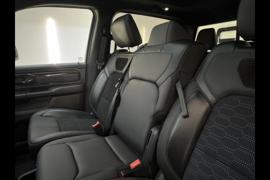 Dodge Ram Pick Up NIGHT 1500 5.7 V8 PANO 12 INCH. 6 ZITS!