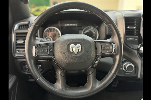 Dodge Ram Pick Up NIGHT 1500 5.7 V8 PANO 12 INCH. 6 ZITS!