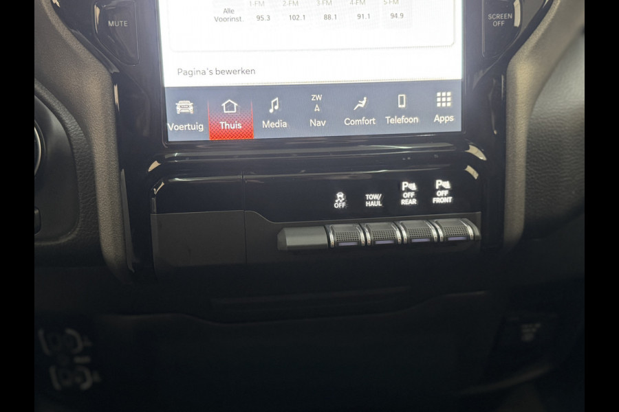 Dodge Ram Pick Up NIGHT 1500 5.7 V8 PANO 12 INCH. 6 ZITS!