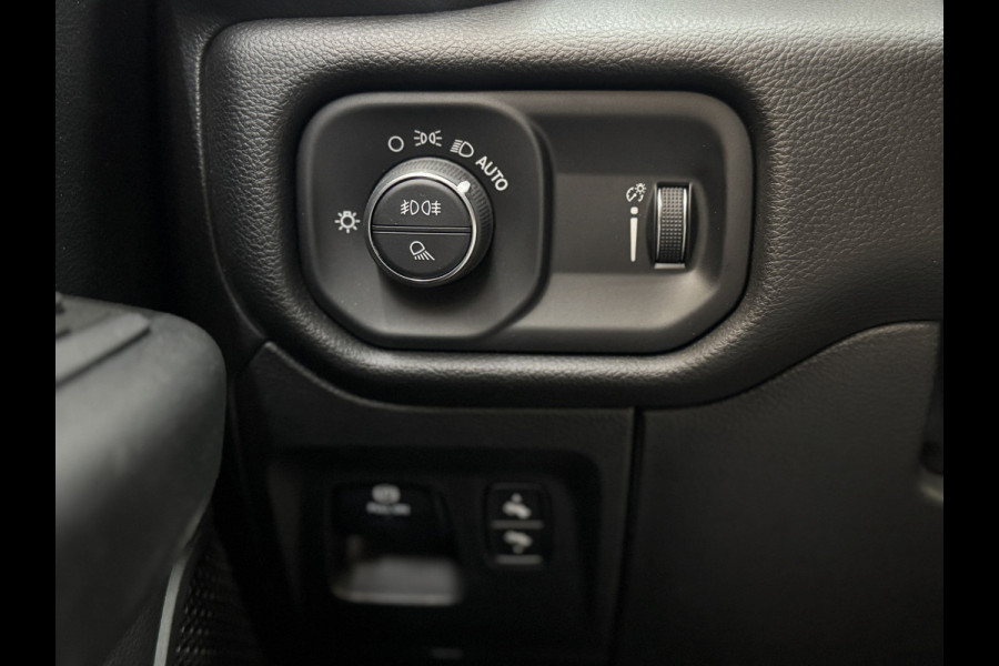 Dodge Ram Pick Up NIGHT 1500 5.7 V8 PANO 12 INCH. 6 ZITS!