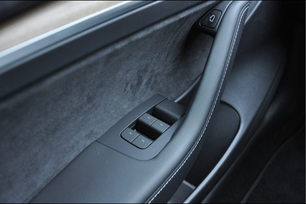 Tesla Model 3 Long Range AWD 78 kWh Autopilot ACC Stuurverw. PDC Leer Navi Panoramadak 360° Elektr. achterklep Stoelverwarming voor & achter Climate voor & achter LM velgen BTW auto! Nieuw!