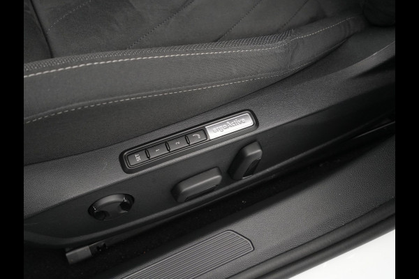 Volkswagen Golf 1.0 TSI 110pk Life Business Navigatie Memory Stoelverwarming Acc 81