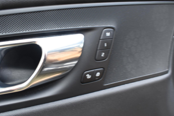 Volvo XC60 T5 250PK AWD Inscription / Navigatie / Cruise Control / Panorama Dak / Leder / LM Velgen /
