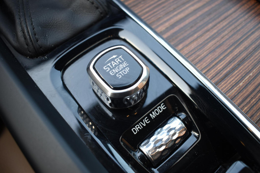 Volvo XC60 T5 250PK AWD Inscription / Navigatie / Cruise Control / Panorama Dak / Leder / LM Velgen /