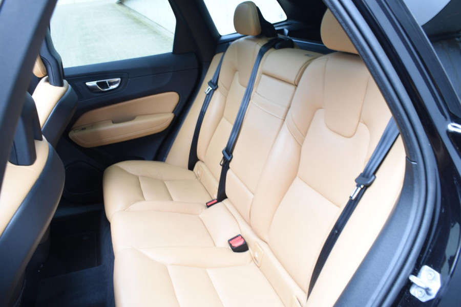 Volvo XC60 T5 250PK AWD Inscription / Navigatie / Cruise Control / Panorama Dak / Leder / LM Velgen /