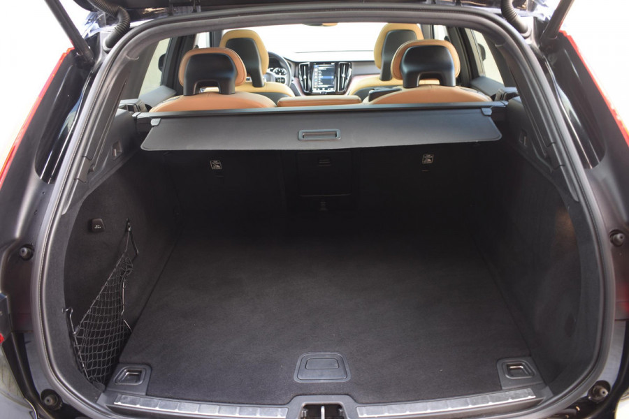 Volvo XC60 T5 250PK AWD Inscription / Navigatie / Cruise Control / Panorama Dak / Leder / LM Velgen /