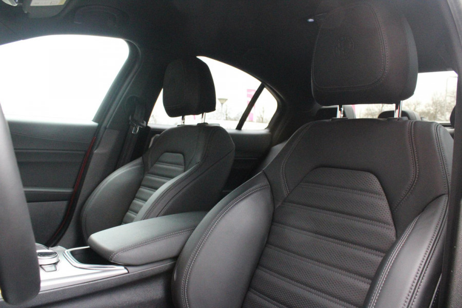 Alfa Romeo Giulia 2.0 T 280PK GME AWD VELOCE | ROSSO ETNA | SPERDIFFERENTIEEL Q4 | HARMAN KARDON BEAUTIFUL SOUND PACK 900W INCLUSIEF LEDEREN DASHBOARD | ALARM SYSTEEM | RIJASSISTENPAKKET | DODEHOEK DETECTIE | ELEKTRISCH BEDIENBARE VOORSTOELEN MET GEHEUGEN FUNCTIE | LEDEREN BEKLEDING | ZWARTE HEMELBEKLEDING | FULL LED MATRIX KOPLAMPEN | NAVIGATIE | APPLE CARPLAY/ANDROID AUTO | PARKEERSENSOREN VOOR EN ACHTER | 19" "5 PETALS " LICHTMETALEN VELGEN | ROOD GESPOTEN REMKLAUWEN | ADAPTIVE CRUISE CONTROL | STOEL VERWARMING | STUUR VERWARMING | | KEYLESS ENTRY/START |