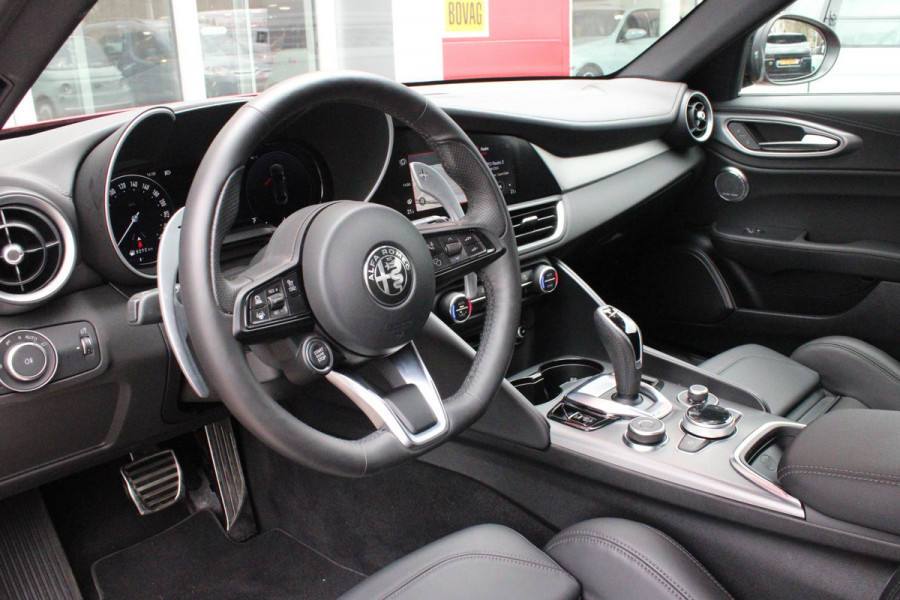 Alfa Romeo Giulia 2.0 T 280PK GME AWD VELOCE | ROSSO ETNA | SPERDIFFERENTIEEL Q4 | HARMAN KARDON BEAUTIFUL SOUND PACK 900W INCLUSIEF LEDEREN DASHBOARD | ALARM SYSTEEM | RIJASSISTENPAKKET | DODEHOEK DETECTIE | ELEKTRISCH BEDIENBARE VOORSTOELEN MET GEHEUGEN FUNCTIE | LEDEREN BEKLEDING | ZWARTE HEMELBEKLEDING | FULL LED MATRIX KOPLAMPEN | NAVIGATIE | APPLE CARPLAY/ANDROID AUTO | PARKEERSENSOREN VOOR EN ACHTER | 19" "5 PETALS " LICHTMETALEN VELGEN | ROOD GESPOTEN REMKLAUWEN | ADAPTIVE CRUISE CONTROL | STOEL VERWARMING | STUUR VERWARMING | | KEYLESS ENTRY/START |