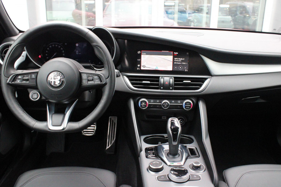 Alfa Romeo Giulia 2.0 T 280PK GME AWD VELOCE | ROSSO ETNA | SPERDIFFERENTIEEL Q4 | HARMAN KARDON BEAUTIFUL SOUND PACK 900W INCLUSIEF LEDEREN DASHBOARD | ALARM SYSTEEM | RIJASSISTENPAKKET | DODEHOEK DETECTIE | ELEKTRISCH BEDIENBARE VOORSTOELEN MET GEHEUGEN FUNCTIE | LEDEREN BEKLEDING | ZWARTE HEMELBEKLEDING | FULL LED MATRIX KOPLAMPEN | NAVIGATIE | APPLE CARPLAY/ANDROID AUTO | PARKEERSENSOREN VOOR EN ACHTER | 19" "5 PETALS " LICHTMETALEN VELGEN | ROOD GESPOTEN REMKLAUWEN | ADAPTIVE CRUISE CONTROL | STOEL VERWARMING | STUUR VERWARMING | | KEYLESS ENTRY/START |