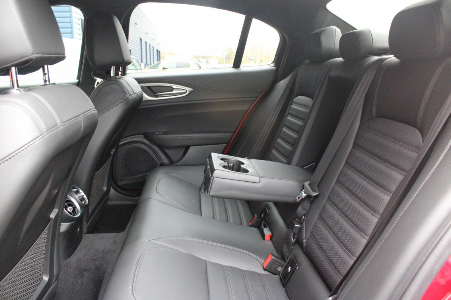 Alfa Romeo Giulia 2.0 T 280PK GME AWD VELOCE | ROSSO ETNA | SPERDIFFERENTIEEL Q4 | HARMAN KARDON BEAUTIFUL SOUND PACK 900W INCLUSIEF LEDEREN DASHBOARD | ALARM SYSTEEM | RIJASSISTENPAKKET | DODEHOEK DETECTIE | ELEKTRISCH BEDIENBARE VOORSTOELEN MET GEHEUGEN FUNCTIE | LEDEREN BEKLEDING | ZWARTE HEMELBEKLEDING | FULL LED MATRIX KOPLAMPEN | NAVIGATIE | APPLE CARPLAY/ANDROID AUTO | PARKEERSENSOREN VOOR EN ACHTER | 19" "5 PETALS " LICHTMETALEN VELGEN | ROOD GESPOTEN REMKLAUWEN | ADAPTIVE CRUISE CONTROL | STOEL VERWARMING | STUUR VERWARMING | | KEYLESS ENTRY/START |