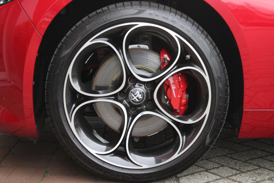 Alfa Romeo Giulia 2.0 T 280PK GME AWD VELOCE | ROSSO ETNA | SPERDIFFERENTIEEL Q4 | HARMAN KARDON BEAUTIFUL SOUND PACK 900W INCLUSIEF LEDEREN DASHBOARD | ALARM SYSTEEM | RIJASSISTENPAKKET | DODEHOEK DETECTIE | ELEKTRISCH BEDIENBARE VOORSTOELEN MET GEHEUGEN FUNCTIE | LEDEREN BEKLEDING | ZWARTE HEMELBEKLEDING | FULL LED MATRIX KOPLAMPEN | NAVIGATIE | APPLE CARPLAY/ANDROID AUTO | PARKEERSENSOREN VOOR EN ACHTER | 19" "5 PETALS " LICHTMETALEN VELGEN | ROOD GESPOTEN REMKLAUWEN | ADAPTIVE CRUISE CONTROL | STOEL VERWARMING | STUUR VERWARMING | | KEYLESS ENTRY/START |