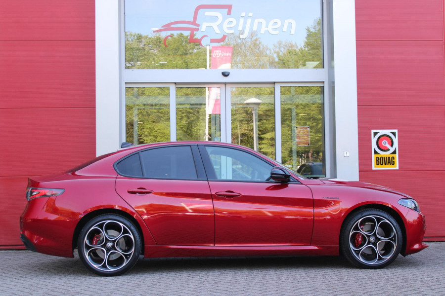 Alfa Romeo Giulia 2.0 T 280PK GME AWD VELOCE | ROSSO ETNA | SPERDIFFERENTIEEL Q4 | HARMAN KARDON BEAUTIFUL SOUND PACK 900W INCLUSIEF LEDEREN DASHBOARD | ALARM SYSTEEM | RIJASSISTENPAKKET | DODEHOEK DETECTIE | ELEKTRISCH BEDIENBARE VOORSTOELEN MET GEHEUGEN FUNCTIE | LEDEREN BEKLEDING | ZWARTE HEMELBEKLEDING | FULL LED MATRIX KOPLAMPEN | NAVIGATIE | APPLE CARPLAY/ANDROID AUTO | PARKEERSENSOREN VOOR EN ACHTER | 19" "5 PETALS " LICHTMETALEN VELGEN | ROOD GESPOTEN REMKLAUWEN | ADAPTIVE CRUISE CONTROL | STOEL VERWARMING | STUUR VERWARMING | | KEYLESS ENTRY/START |