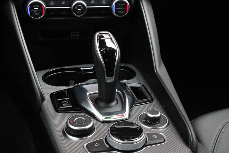 Alfa Romeo Giulia 2.0 T 280PK GME AWD VELOCE | ROSSO ETNA | SPERDIFFERENTIEEL Q4 | HARMAN KARDON BEAUTIFUL SOUND PACK 900W INCLUSIEF LEDEREN DASHBOARD | ALARM SYSTEEM | RIJASSISTENPAKKET | DODEHOEK DETECTIE | ELEKTRISCH BEDIENBARE VOORSTOELEN MET GEHEUGEN FUNCTIE | LEDEREN BEKLEDING | ZWARTE HEMELBEKLEDING | FULL LED MATRIX KOPLAMPEN | NAVIGATIE | APPLE CARPLAY/ANDROID AUTO | PARKEERSENSOREN VOOR EN ACHTER | 19" "5 PETALS " LICHTMETALEN VELGEN | ROOD GESPOTEN REMKLAUWEN | ADAPTIVE CRUISE CONTROL | STOEL VERWARMING | STUUR VERWARMING | | KEYLESS ENTRY/START |