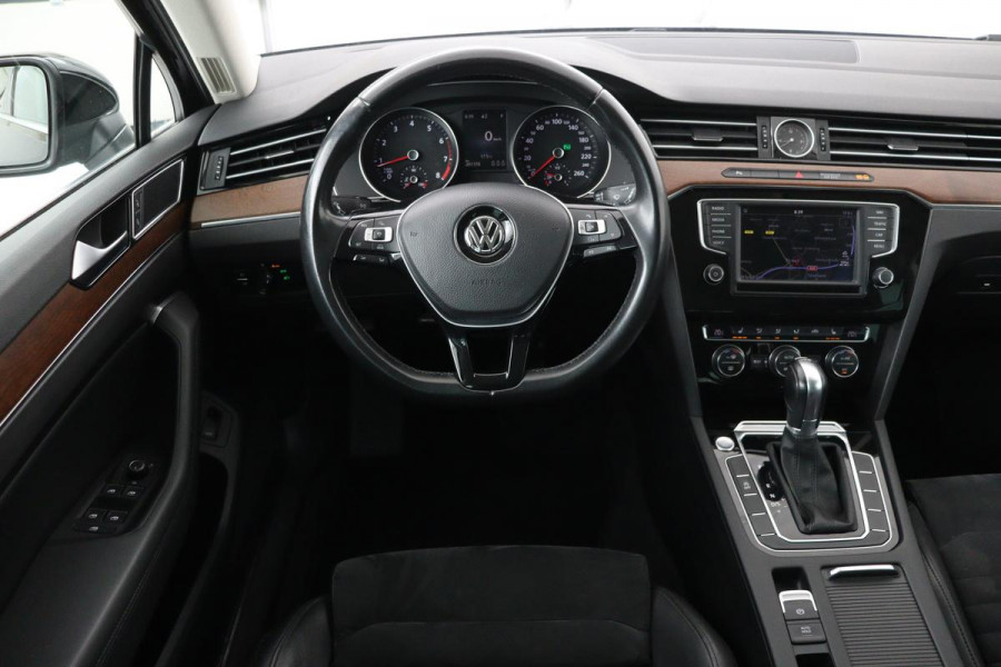 Volkswagen Passat 1.4 TSI TSI Highline | Stoelverwarming | Carplay | Trekhaak| Leder/Alcantara | Full LED | Navigatie | Adaptive cruise | Climate control