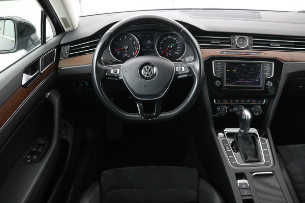 Volkswagen Passat 1.4 TSI TSI Highline | Stoelverwarming | Carplay | Trekhaak| Leder/Alcantara | Full LED | Navigatie | Adaptive cruise | Climate control