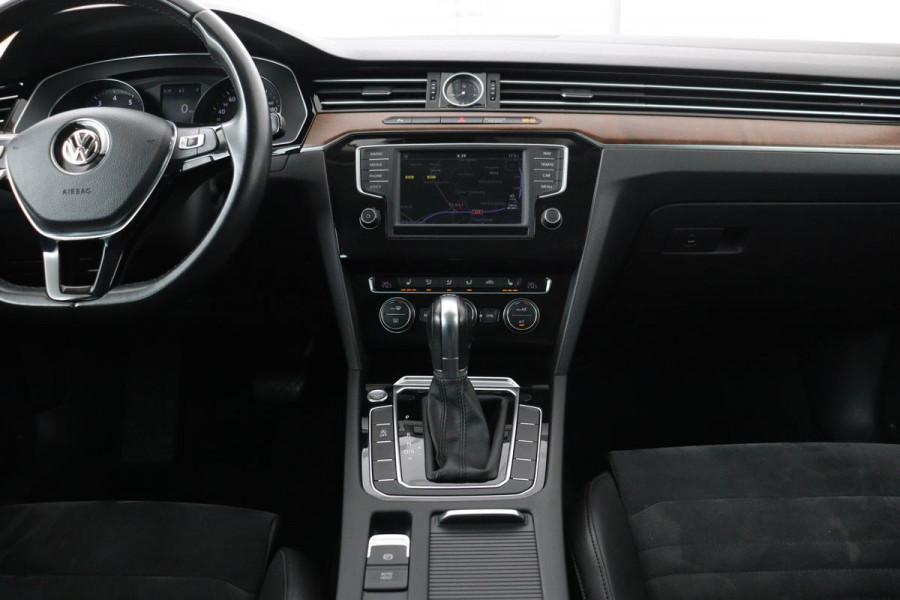 Volkswagen Passat 1.4 TSI TSI Highline | Stoelverwarming | Carplay | Trekhaak| Leder/Alcantara | Full LED | Navigatie | Adaptive cruise | Climate control