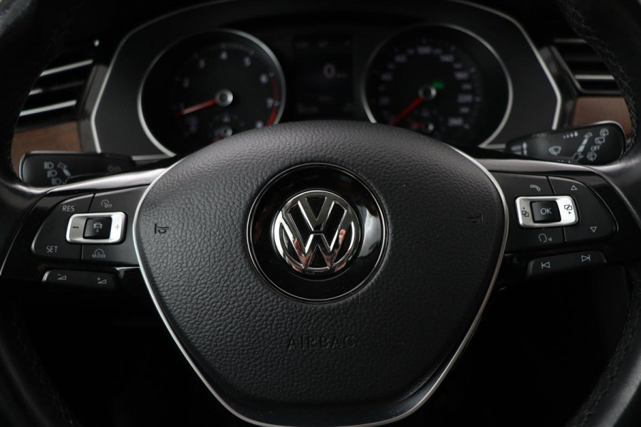 Volkswagen Passat 1.4 TSI TSI Highline | Stoelverwarming | Carplay | Trekhaak| Leder/Alcantara | Full LED | Navigatie | Adaptive cruise | Climate control