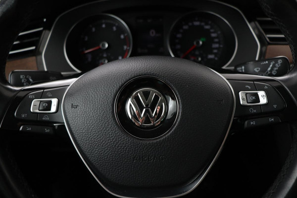 Volkswagen Passat 1.4 TSI TSI Highline | Stoelverwarming | Carplay | Trekhaak| Leder/Alcantara | Full LED | Navigatie | Adaptive cruise | Climate control