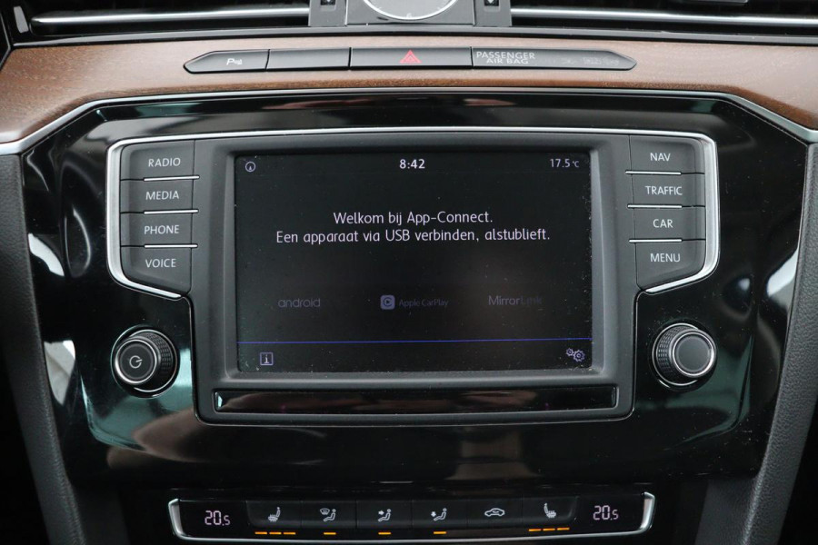 Volkswagen Passat 1.4 TSI TSI Highline | Stoelverwarming | Carplay | Trekhaak| Leder/Alcantara | Full LED | Navigatie | Adaptive cruise | Climate control