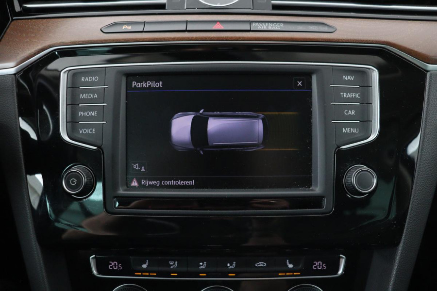 Volkswagen Passat 1.4 TSI TSI Highline | Stoelverwarming | Carplay | Trekhaak| Leder/Alcantara | Full LED | Navigatie | Adaptive cruise | Climate control