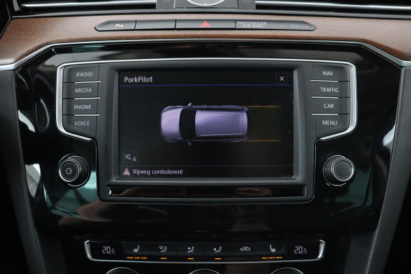 Volkswagen Passat 1.4 TSI TSI Highline | Stoelverwarming | Carplay | Trekhaak| Leder/Alcantara | Full LED | Navigatie | Adaptive cruise | Climate control