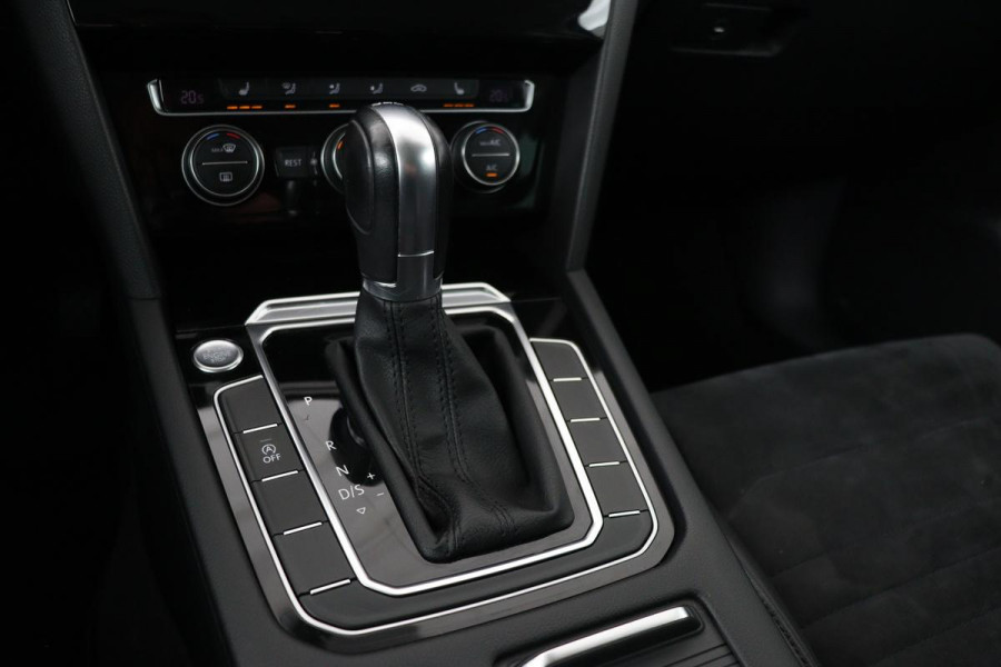 Volkswagen Passat 1.4 TSI TSI Highline | Stoelverwarming | Carplay | Trekhaak| Leder/Alcantara | Full LED | Navigatie | Adaptive cruise | Climate control