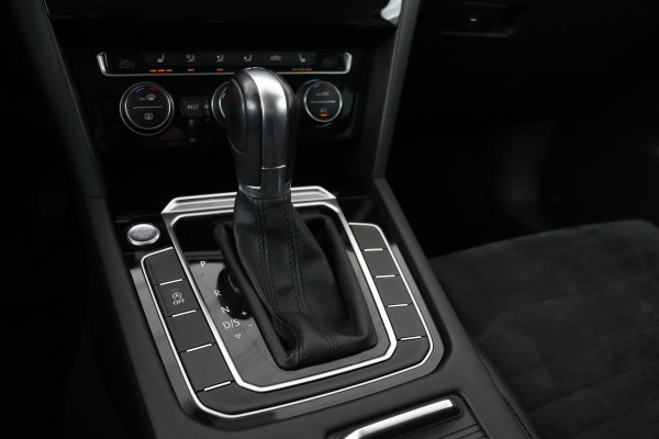 Volkswagen Passat 1.4 TSI TSI Highline | Stoelverwarming | Carplay | Trekhaak| Leder/Alcantara | Full LED | Navigatie | Adaptive cruise | Climate control