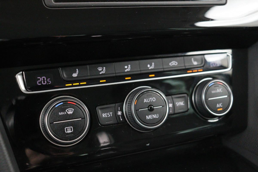Volkswagen Passat 1.4 TSI TSI Highline | Stoelverwarming | Carplay | Trekhaak| Leder/Alcantara | Full LED | Navigatie | Adaptive cruise | Climate control