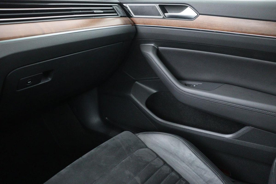 Volkswagen Passat 1.4 TSI TSI Highline | Stoelverwarming | Carplay | Trekhaak| Leder/Alcantara | Full LED | Navigatie | Adaptive cruise | Climate control