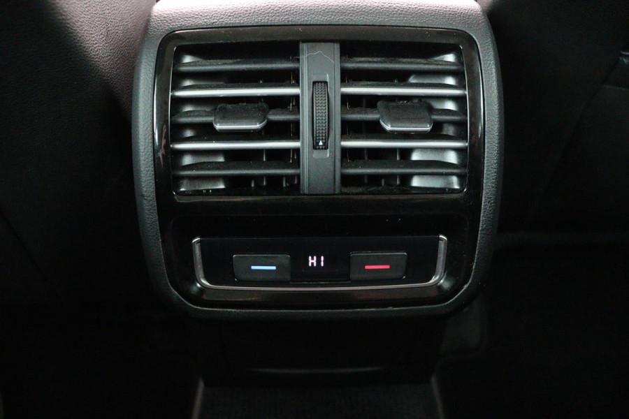 Volkswagen Passat 1.4 TSI TSI Highline | Stoelverwarming | Carplay | Trekhaak| Leder/Alcantara | Full LED | Navigatie | Adaptive cruise | Climate control