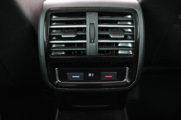 Volkswagen Passat 1.4 TSI TSI Highline | Stoelverwarming | Carplay | Trekhaak| Leder/Alcantara | Full LED | Navigatie | Adaptive cruise | Climate control