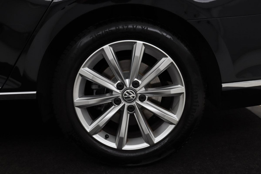 Volkswagen Passat 1.4 TSI TSI Highline | Stoelverwarming | Carplay | Trekhaak| Leder/Alcantara | Full LED | Navigatie | Adaptive cruise | Climate control