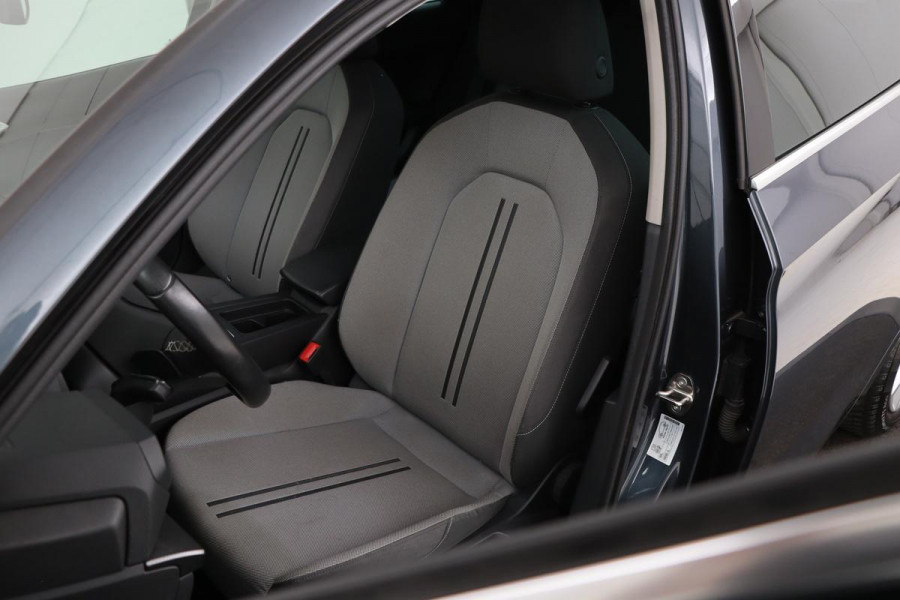 Seat Leon 1.5 eTSI Style Launch Edition | Trekhaak | Carplay | Adaptive cruise | Carplay | Navigatie | Park Assist | Climate control