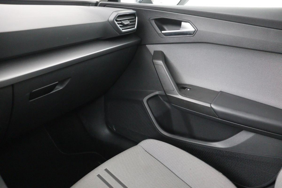Seat Leon 1.5 eTSI Style Launch Edition | Trekhaak | Carplay | Adaptive cruise | Carplay | Navigatie | Park Assist | Climate control
