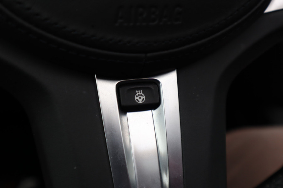 BMW 3-serie 330e High Executive M-Sport Pano / Adaptieve cruise / Laser / Elec stoelen / Trekhaak / Dode hoek /