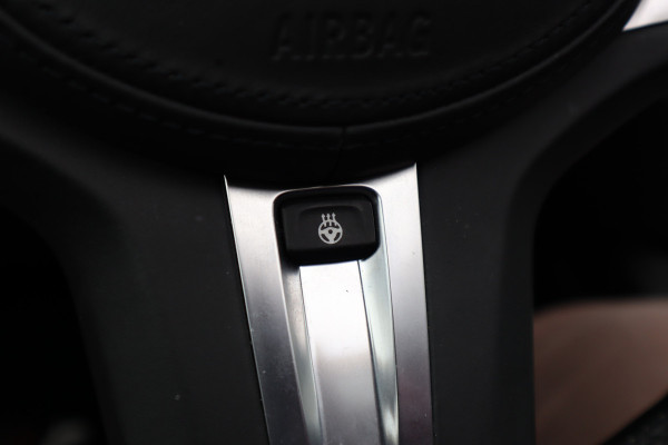 BMW 3-serie 330e High Executive M-Sport Pano / Adaptieve cruise / Laser / Elec stoelen / Trekhaak / Dode hoek /