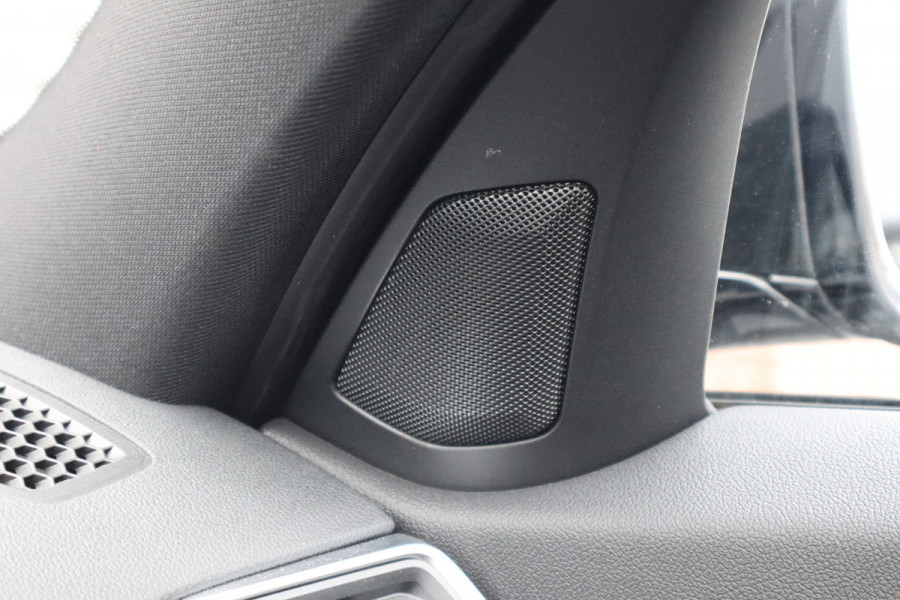 BMW 3-serie 330e High Executive M-Sport Pano / Adaptieve cruise / Laser / Elec stoelen / Trekhaak / Dode hoek /