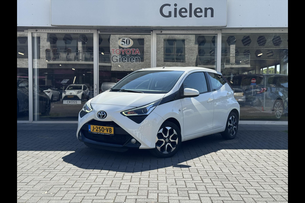 Toyota Aygo 1.0 VVT-i X-Joy | Apple CarPlay/Android Auto, Lichtmetalen velgen, Parkeercamera, Stuurbediening, In hoogte verstelbare stoel Toyota Aygo 1.0 VVT-i X-Joy | Apple CarPlay/Android Auto, Lichtmetalen velgen, Parkeercamera, Stuurbediening, In hoogte verstelbare stoel